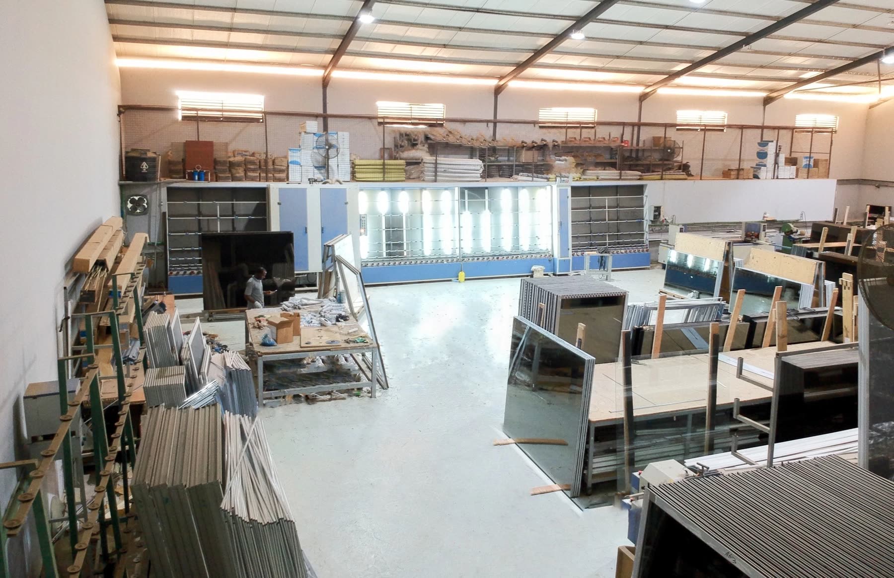 Workbenches and racks of aluminium profiles
